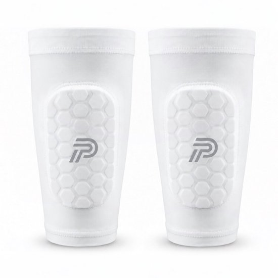 Witte scheenbeschermer sleeves met een hexagon-patroon en het P-logo.