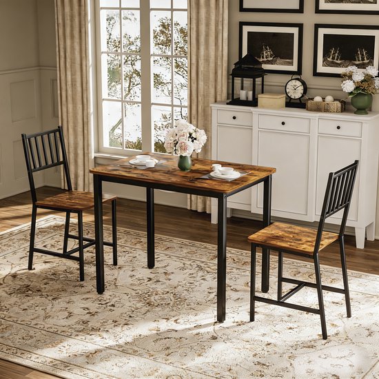 Eettafelset met bruine tafel en stoelen met zwart frame, in een sfeervolle kamer met een dressoir.