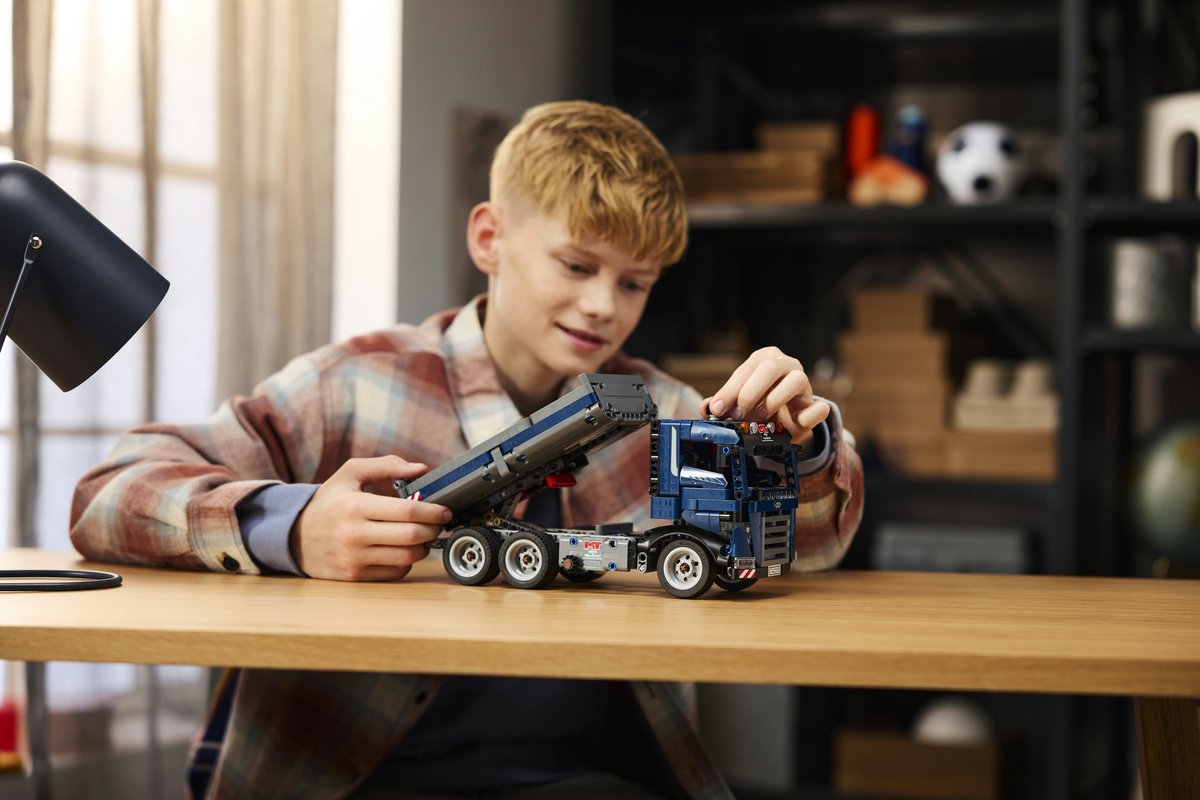 LEGO® Technic Vrachtwagen met kiepfunctie speelgoed - 42203 — afbeelding 17