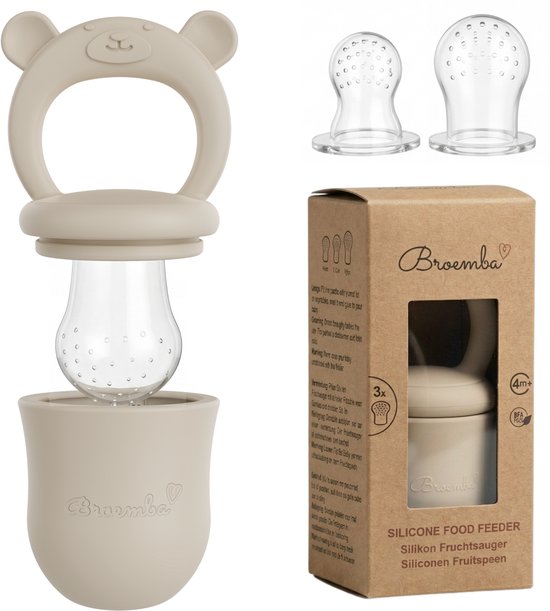 Een beige fruitspeen met bijtring, een houder en twee reserve spenen, naast een doosje met de tekst "SILICONE FOOD FEEDER".