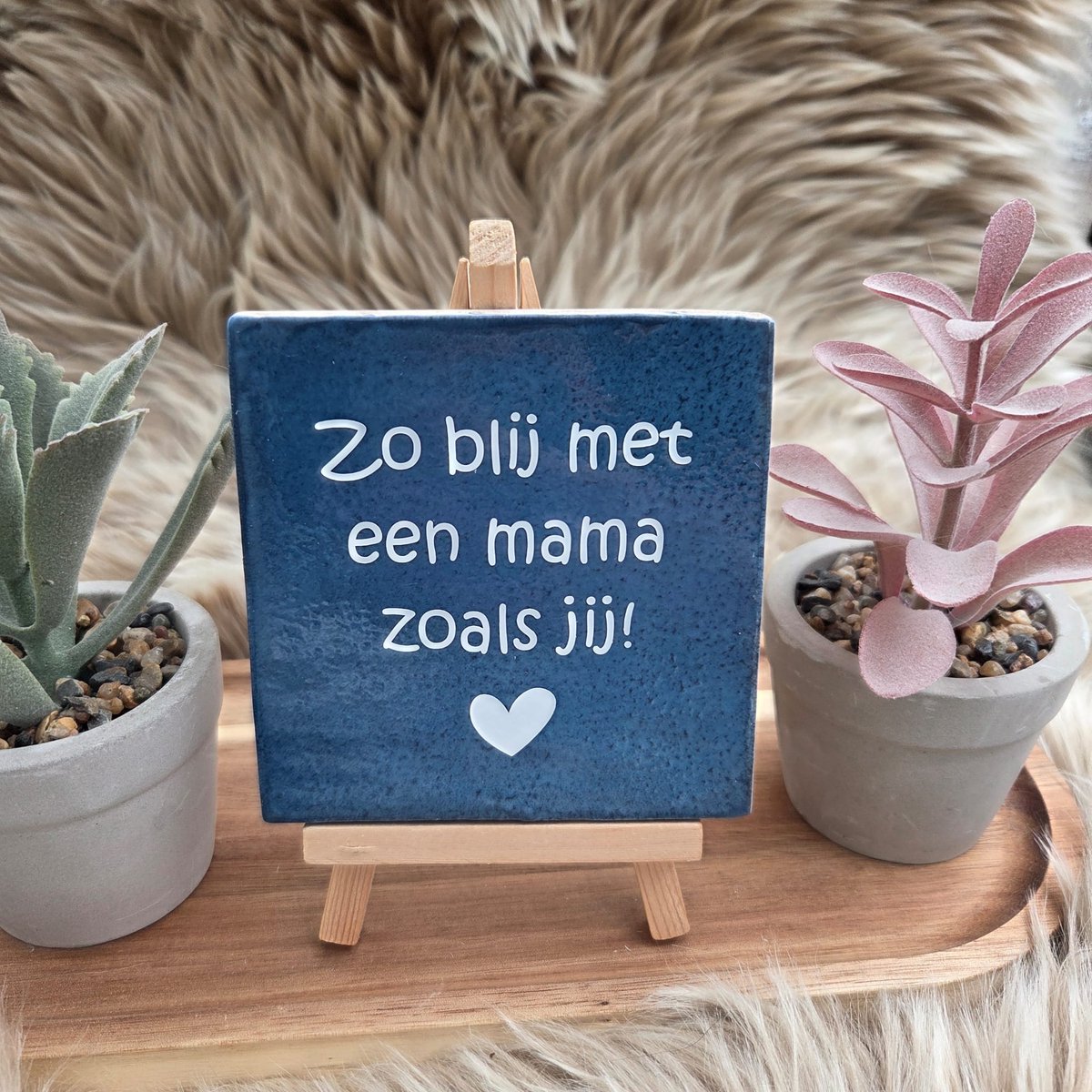 Robuust wenstegeltje – Zo Blij met een Mama zoals Jij – 10x10 cm – Lief Cadeau voor Moederdag, Mama's Verjaardag of Zomaar voor Mama – Wanddecoratie – Trendy nu – Decoratief Tegeltje met Standaard – Cadeau Idee