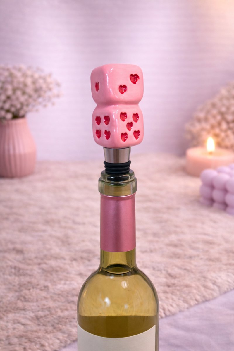 Wijnstopper ‘Love Dice’ – Sluit af met een knipoog | Viva Femme | Wijnstop | Decoratie | Cadeau | Wonen | Vrolijk | Dobbelsteen | Roze / Rood | Hartjes | Liefde | Moederdag