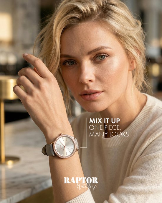 Vrouw met blond haar draagt een Raptor horloge met grijze leren band en goudkleurige kast met steentjes.