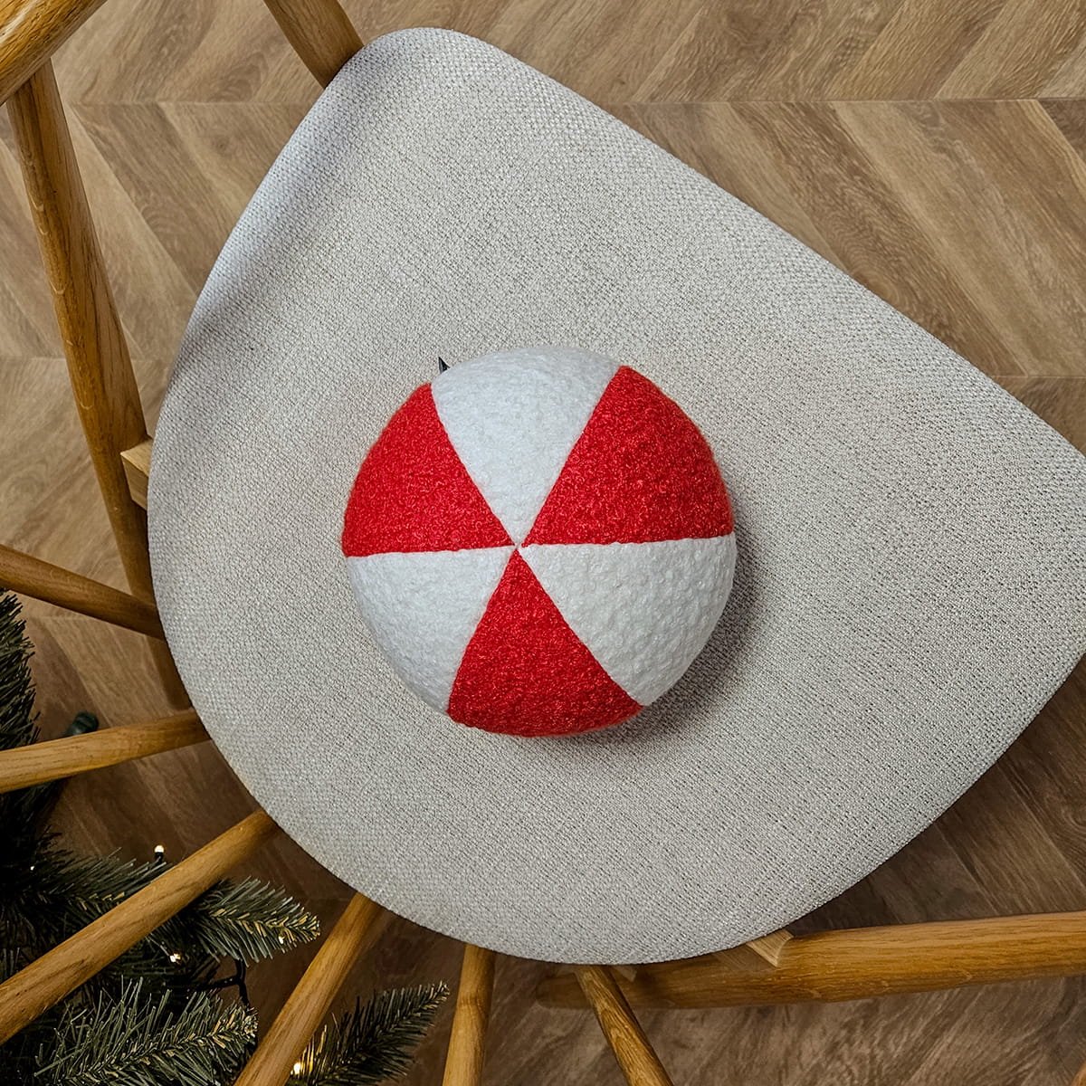 Decordruk Soft Loop Collectie - Witte en Rode Kussen - Kleine Kogelkussen