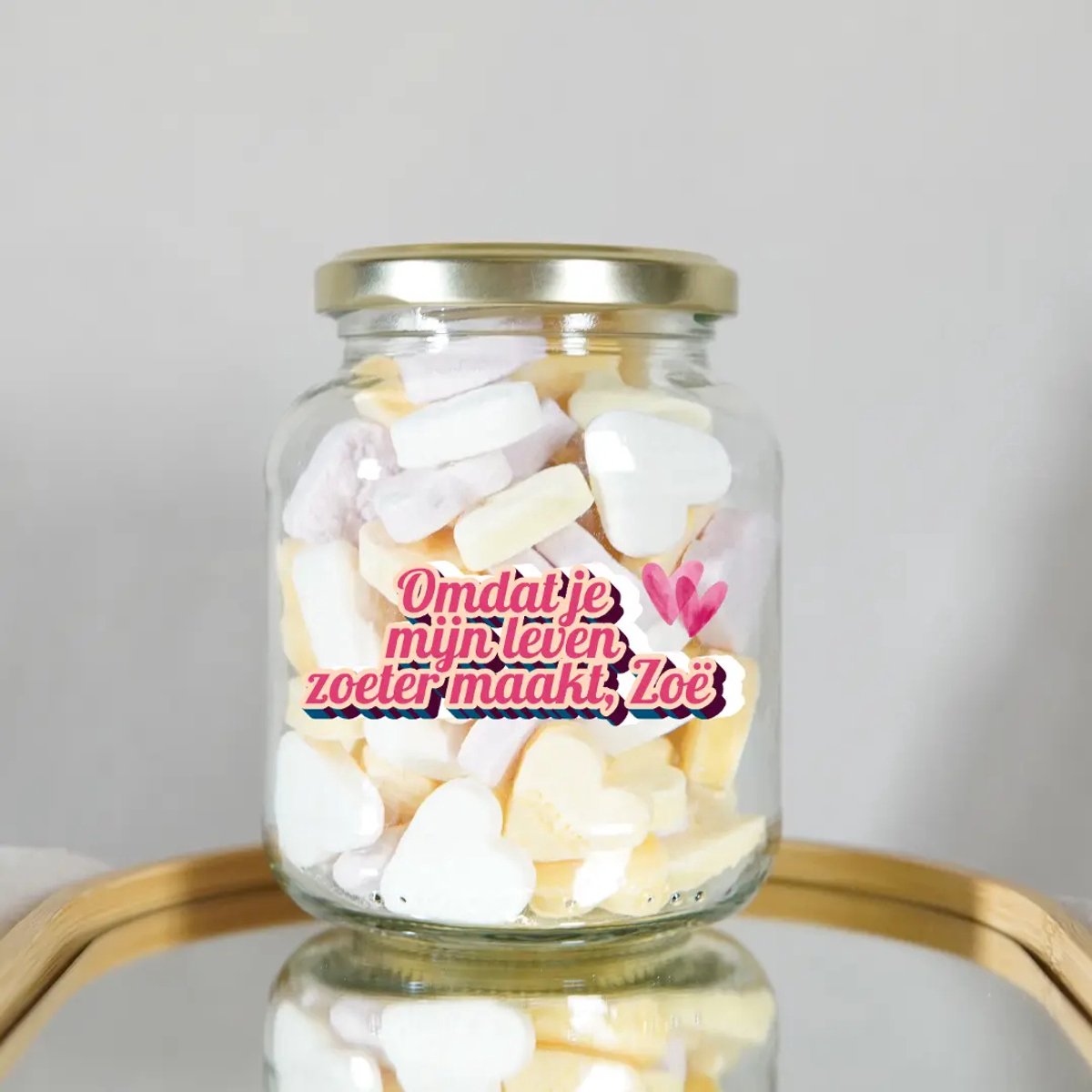 Gepersonaliseerd Liefde Cadeau - Omdat Jij Mijn Leven Zoeter Maakt - Snoeppot met Eigen Naam - Romantisch Cadeau Valentijnsdag - Jubileum Cadeau - Trouwdag Cadeau Tip - Cadeau voor Vriendin - Glazen Snoeppot met 200 gram Snoepjes