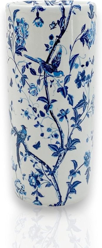 Details van de vaas met blauw-wit blad- en vogelpatroon.