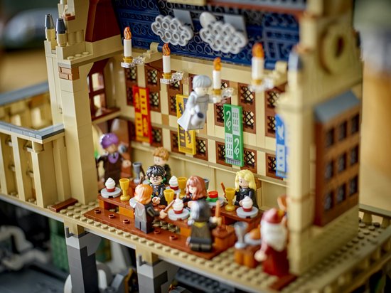 LEGO Harry Potter Le Grand Hall avec des personnages festoyant à table, des bougies flottantes et des portraits.
