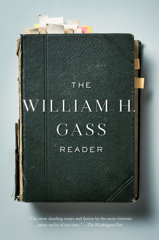 Een donkergroen, gebonden boek met de titel "THE WILLIAM H. GASS READER" in witte letters. Meerdere bladwijzers steken uit de zijkanten.