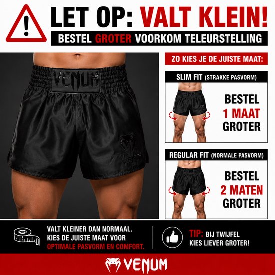 Advertentie voor zwarte Venum muay thai broeken met tekst 'LET OP: VALT KLEIN!' en uitleg over pasvormen.