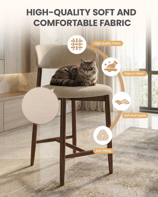 Beige barkruk met houten poten, gebogen rugleuning en een kat erop.