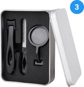 Nagelknipper, vijl en vergrootglas in een metalen opbergdoos.