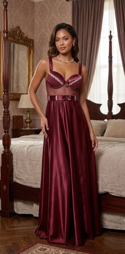 Femme portant une longue nuisette en satin bordeaux avec détails en dentelle sur le buste et un nœud à la taille.