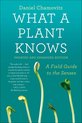 Boek kaft met de titel 'What a Plant Knows' in witte letters, met afbeeldingen van spruiten.