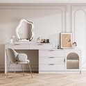 Een moderne slaapkamer met een witte kaptafel, een golvende spiegel met ledverlichting, een stoel en een spiegel.