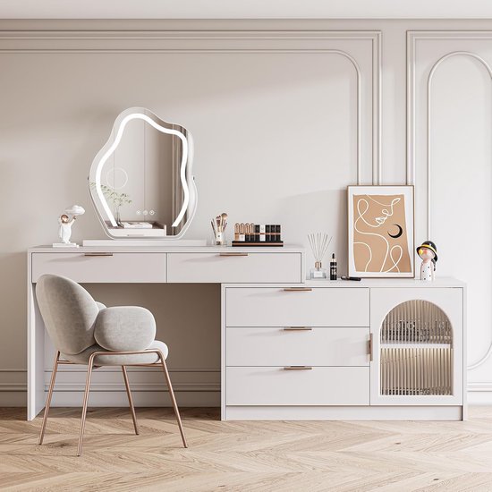 Een moderne slaapkamer met een witte kaptafel, een golvende spiegel met ledverlichting, een stoel en een spiegel.