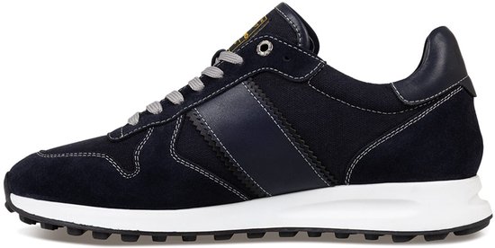 Donkerblauwe PME Legend sneaker met witte stiksels, grijs met witte veters en een witte zool.