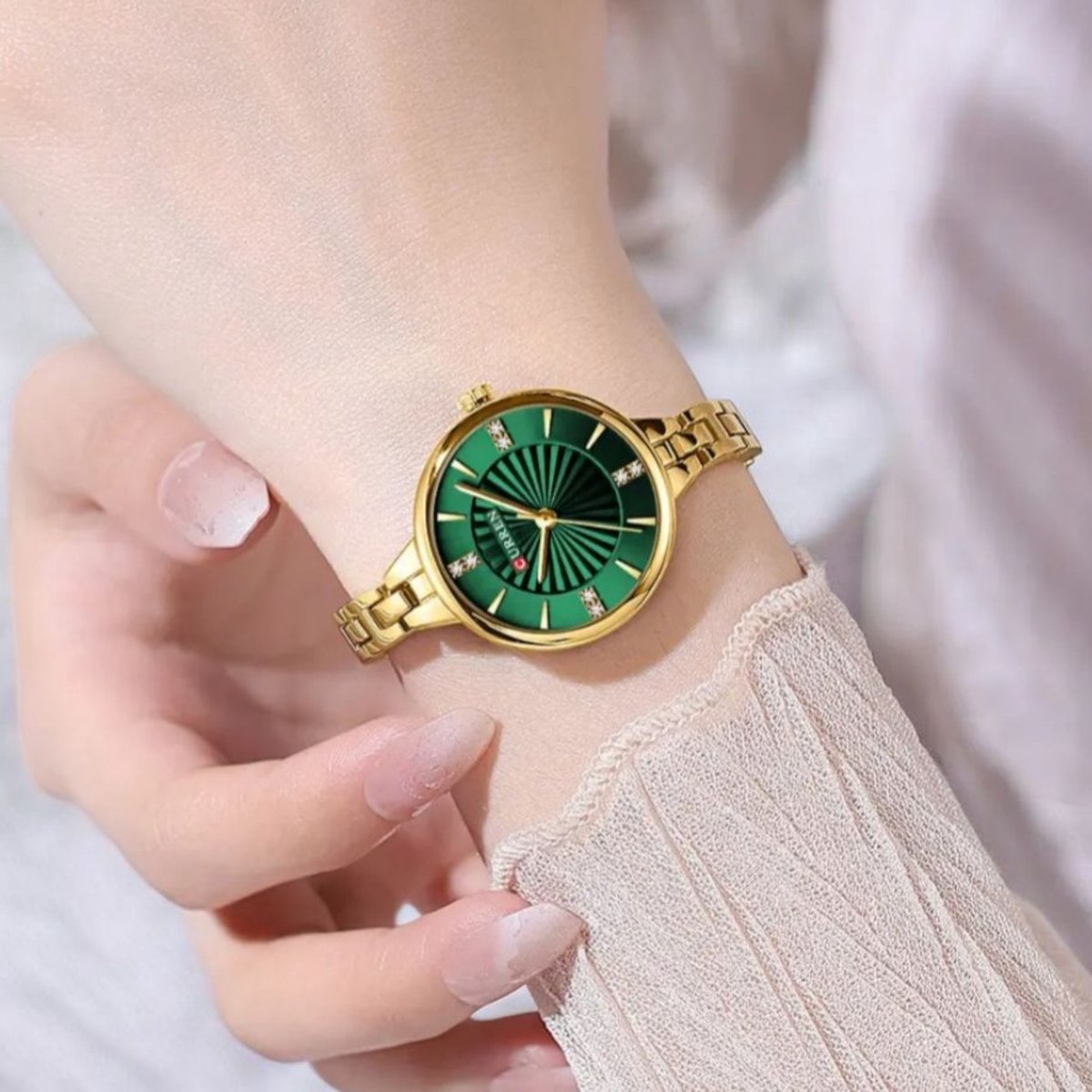 CURREN Luxe Dameshorloge Goudkleur met groene wijzerplaat - Elegante Roestvrijstalen Horloge met Kristallen - Waterdicht