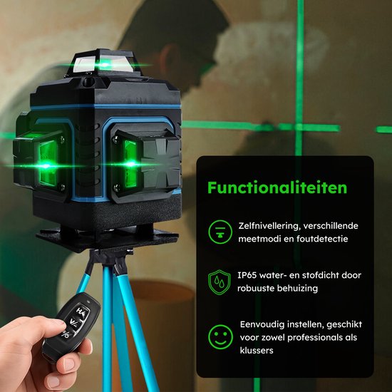 Zwarte kruislijnlaser met blauwe accenten op een blauw statief, met groene lasers, en een hand die een afstandsbediening vasthoudt. Functies: zelfnivellering, robuuste behuizing.