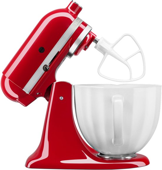 Robot pâtissier KitchenAid Artisan rouge Empire avec bol blanc et feuille.
