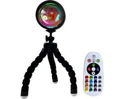 Ogima© - Tripod Sunset Lamp – Projectorlamp – Maak Jouw Perfecte Foto/ Video - 360 Graden Draaibaar - Ongelimiteerd Aantal Kleurcombinaties - Sfeerverlichting – Inclusief App Bediening - Flexibele Poten - Tiktok Lamp