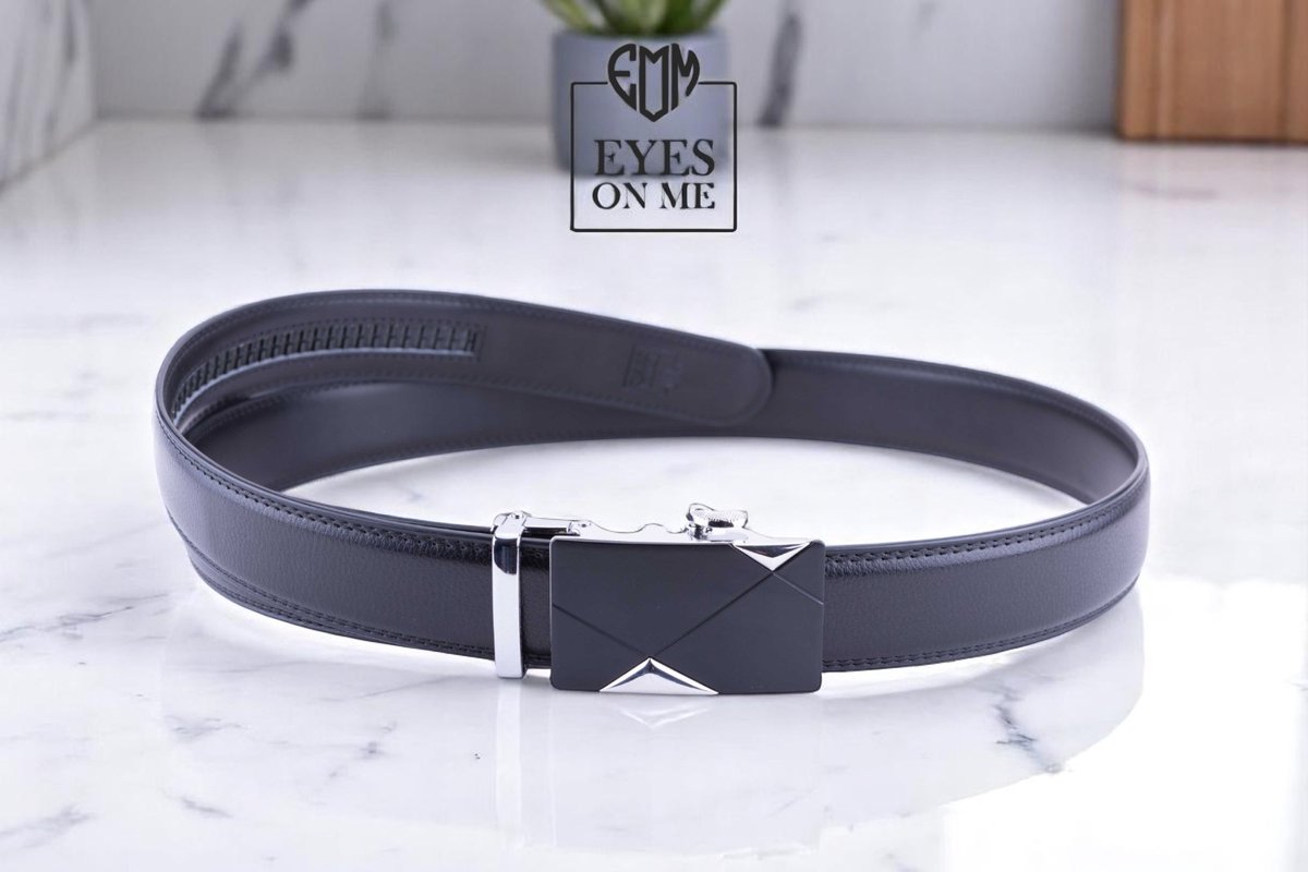 Zwarte 150 cm lange lederen riem zonder gaatjes met automatische gesp voor heren met een maatje meer ( model C004 )