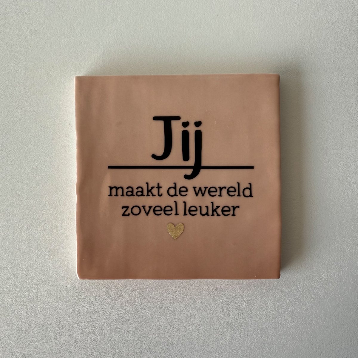 Sjuuls.shop Jij maakt de wereld zoveel leuker (Roze tegeltje) - Spreuktegel - Tegeltje met tekst - Tegeltje met spreuk - Cadeautje - Origineel cadeau