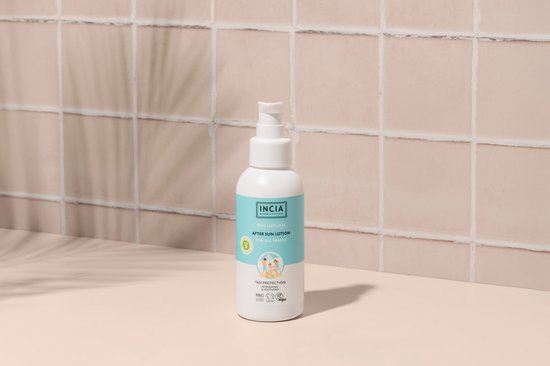 Witte fles met lichtblauwe label. 'INCIA 100% NATURAL AFTER SUN LOTION FOR ALL FAMILY' en tekening van een gezin op het strand.