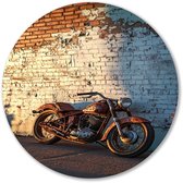Oude roestige motorfiets tegen muur - Motorfiets rond schilderij - Wandpaneel voertuig - Muur - Decoratieve muurcirkels - Industrieel schilderij - muurcirkel aluminium 60x60 cm