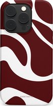 iPhone 14 Pro hoesje met een bordeauxrode en witte swirl print.