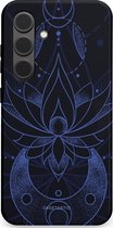 Casetastic Hoesje Geschikt voor Samsung S24 - Stijlvolle Beschermende Duo-layer Case - Lotus Nacht