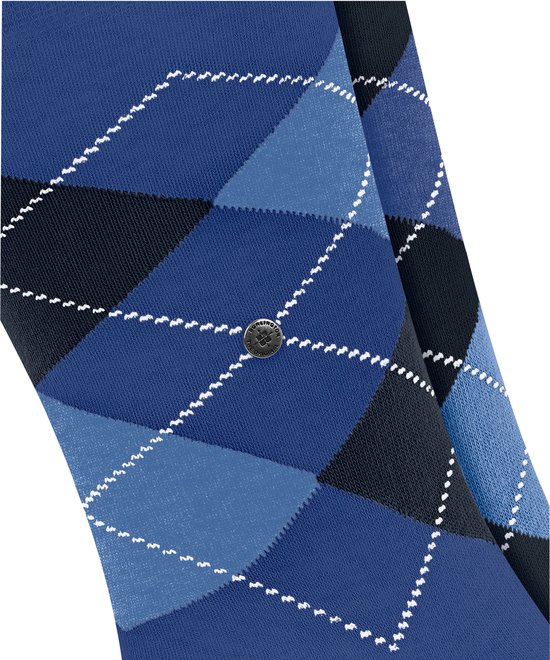 Blauwe sokken met ruitpatroon en witte stikseldetails.