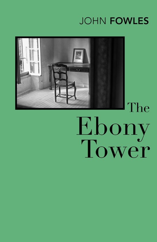 Boekcover van "The Ebony Tower" van John Fowles, met een zwart-wit foto van een stoel voor een bureau bij een raam.