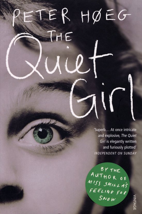 Boek "The Quiet Girl" van Peter Høeg, met een close-up van een groen oog en wimpers. Tekst: "The Quiet Girl".