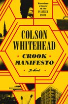 Boekomslag "Crook Manifesto" van Colson Whitehead, met "Two-time winner of the Pulitzer Prize" in geel op een felgeel, zeshoekig ontwerp met rode randen. Bevat beelden van een oog, een aktetas, een auto en gebouwen.
