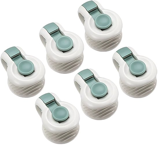 Zes witte en groene dekbedklemmen, op een witte achtergrond.