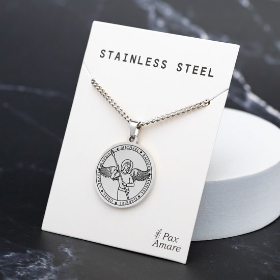 Zilverkleurige ketting met engel hanger op kaart met tekst "STAINLESS STEEL".