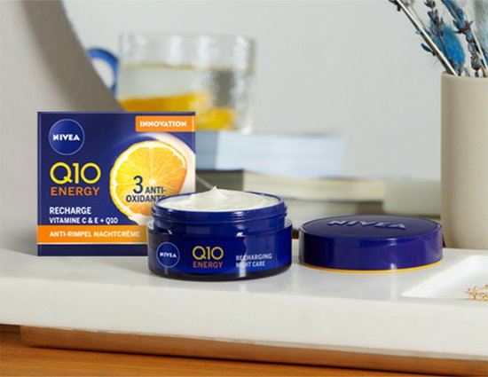 Nivea Q10 Energy nachtcrème pot met sinaasappel op de doos.