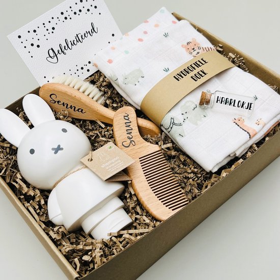 Baby geboorte set - Gepersonaliseerde baby borstel en kam van hout met naam - Baby geschenkset - Nijntje shampoo - Haarlok flesje - Kraamcadeau - Zwangerschap cadeau - Babyshower - Badset Safari - Baby borstel set met naam - Luxe baby giftbox — afbeelding 2