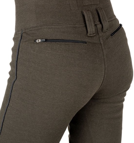 Close-up van de achterkant van een donkergroene broek met een ritszak.