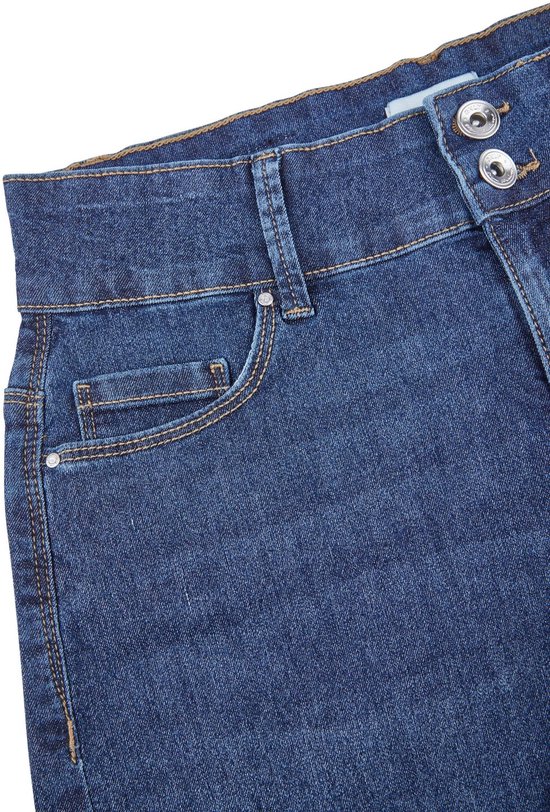 Voorkant van een donkerblauwe spijkerbroek met dubbele knoopsluiting en een klein zakje.