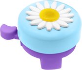 Lichtblauwe fietsbel met paarse houder, versierd met een witte madeliefbloem met geel hart.