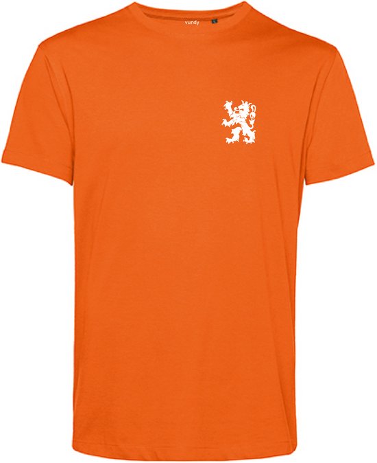 T-shirt orange Vundy avec un petit lion blanc sur la poitrine.