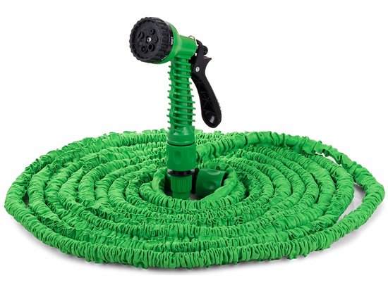 Groene flexibele tuinslang opgerold met groene spuitkop en zwarte handgreep.