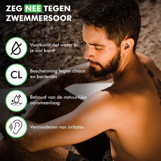 Man met surfplank met zwarte oordopjes in, met uitleg over bescherming tegen water en irritatie.