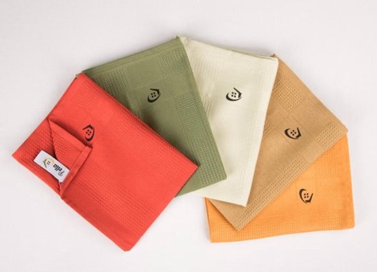 Quatre torchons Pella pliés en rouge, vert, crème et marron, avec un logo imprimé.