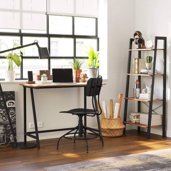 Bureau met bruin blad, zwart metalen frame, zwarte bureaustoel, laptop en planten bij een raam.