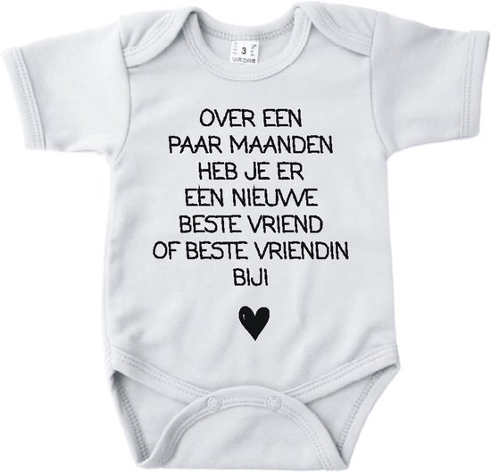 Barboteuse Bébé avec texte d'annonce de grossesse | Dans quelques mois j'aurai un nieuw meilleur ami | Blanc | manche courte | annonce de grossesse cadeau taille 56 |Cadeau 100% coton.
