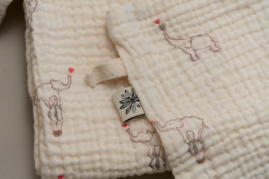 Geschenkset-baby-ecru met olifantje-swaddle met 1 washandje en 2 tutdoekjes-handgemaakt- (Sweet baby Bedstraw) van Merkloos — afbeelding 2