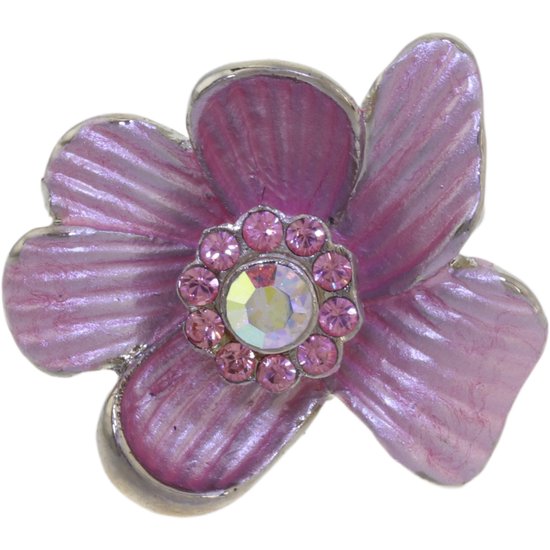 Lichtroze bloem met roze en witte steentjes op zilverkleurige ring.