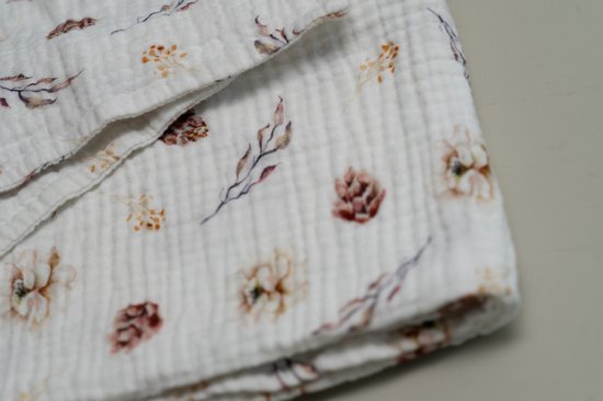 Geschenkset-baby-swaddle met 2 tutdoekjes-offwhite met print-handgemaakt- (Sweet baby Bedstraw) van Pure Home & Living — afbeelding 3